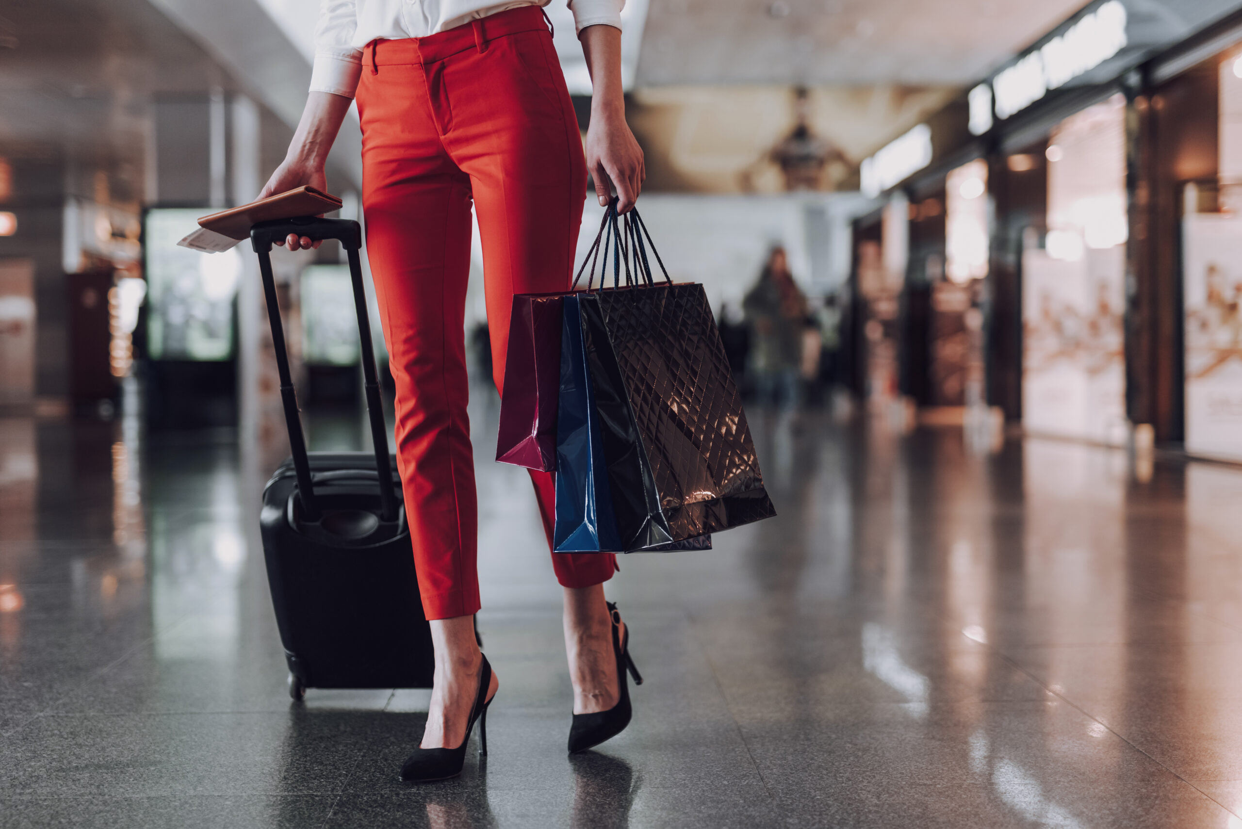 Luksusowa walizka i bilety lotnicze, nawiązujące do kompleksowej organizacji luksusowej podróży szytej na miarę przez lifestyle managera
