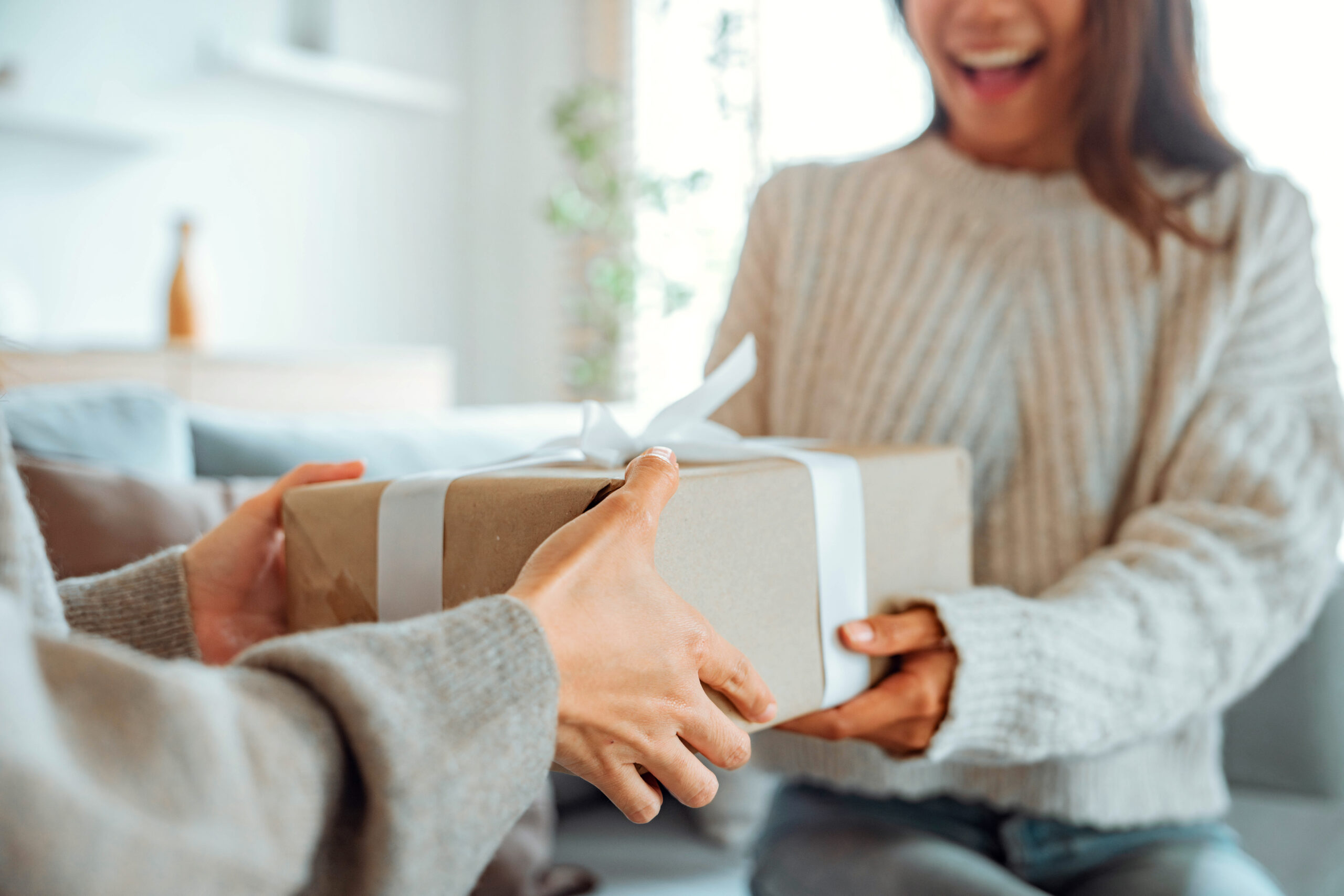 Elegancko zapakowany prezent premium z dedykacją, ukazujący usługę wyszukiwania i dostarczania upominków przez gift concierge